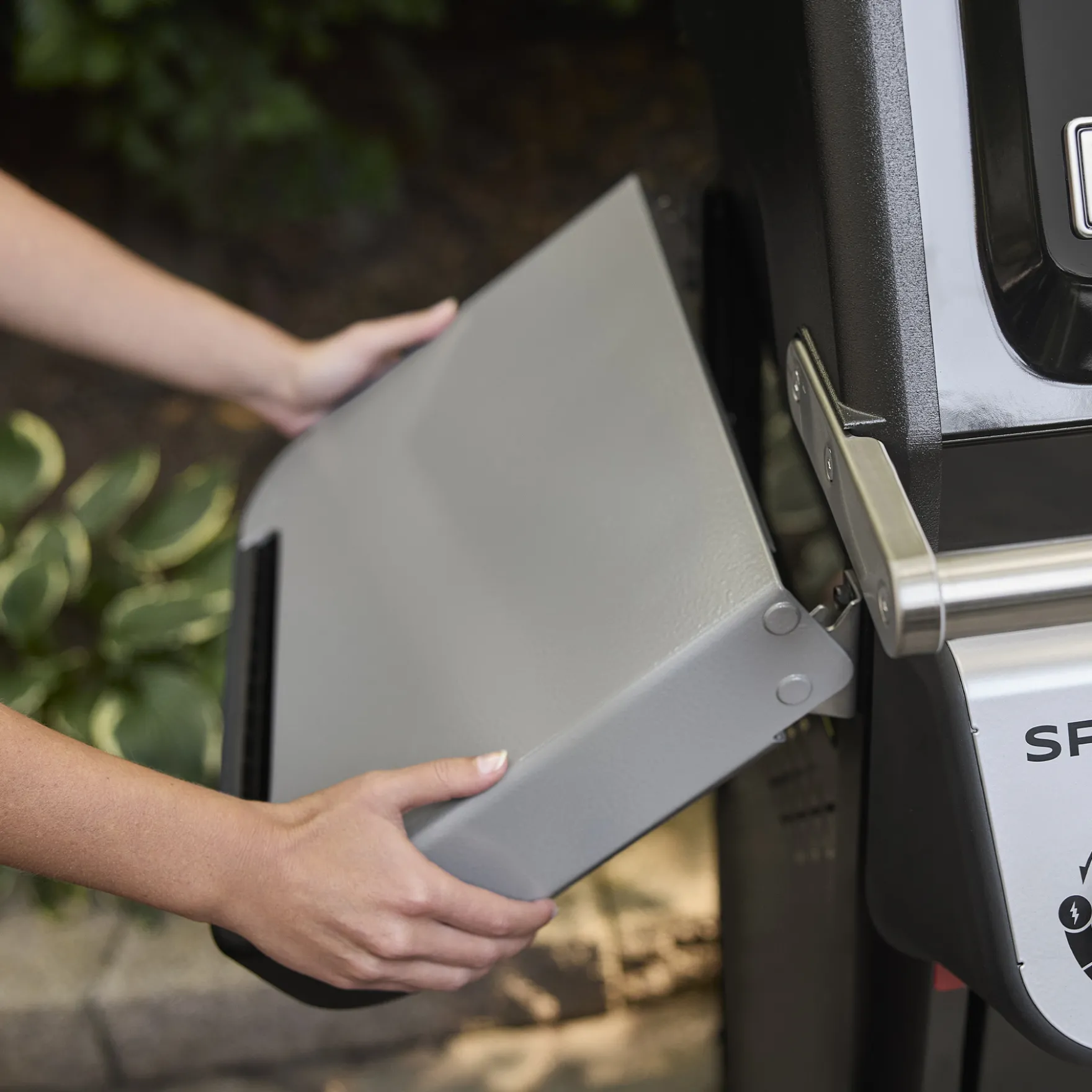 Spirit® E-325 Gas Grill (Liquid Propane)