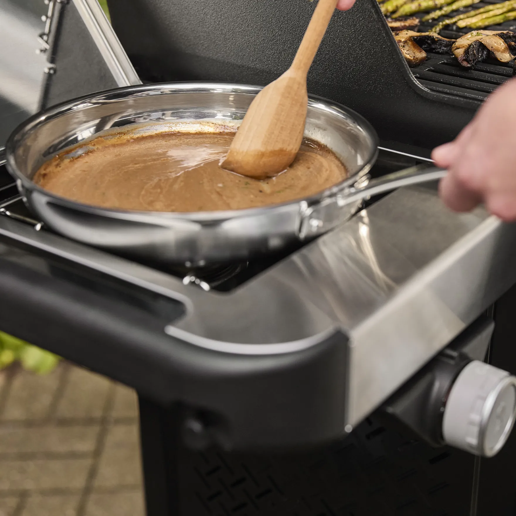 Spirit® E-435 Gas Grill (Liquid Propane)