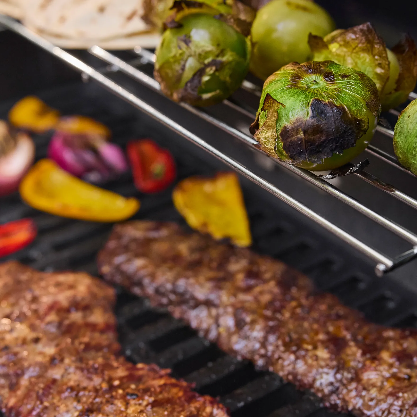 Spirit® E-425C Gas Grill Stealth® Edition (Liquid Propane)